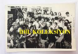 TÜRK HALK MÜZİĞİ SANATÇISI NEZAHAT BAYRAM'IN ORİJİNAL 2'Lİ FOTOĞRAF SETİ - 18 x 12 cm EBADINDA - NEZAHAT BAYRAM HALKIN ARASINDA TÜRKÜ OKURKEN ÇEKİLMİŞ 2 FARKLI KARE