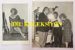 TÜRK HALK MÜZİĞİ SANATÇISI NEZAHAT BAYRAM'IN ORİJİNAL 2'Lİ FOTOĞRAF SETİ - 19 x 17 cm ve 18 x 12 cm EBADINDA - NEZAHAT BAYRAM EVİNDE EŞİ CEVAT BAYRAM'LA BİRLİKTE AV TÜFEKLERİNİ GÖSTERİRKEN ÇEKİLMİŞ 2 FARKLI KARE (ÇETİN ŞENCAN)