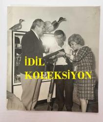 TÜRK HALK MÜZİĞİ SANATÇISI NEZAHAT BAYRAM'IN ORİJİNAL 2'Lİ FOTOĞRAF SETİ - 19 x 17 cm ve 18 x 12 cm EBADINDA - NEZAHAT BAYRAM EVİNDE EŞİ CEVAT BAYRAM'LA BİRLİKTE AV TÜFEKLERİNİ GÖSTERİRKEN ÇEKİLMİŞ 2 FARKLI KARE (ÇETİN ŞENCAN)