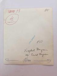 TÜRK HALK MÜZİĞİ SANATÇISI NEZAHAT BAYRAM'IN ORİJİNAL 2'Lİ FOTOĞRAF SETİ - 19 x 17 cm ve 18 x 12 cm EBADINDA - NEZAHAT BAYRAM EVİNDE EŞİ CEVAT BAYRAM'LA BİRLİKTE AV TÜFEKLERİNİ GÖSTERİRKEN ÇEKİLMİŞ 2 FARKLI KARE (ÇETİN ŞENCAN)