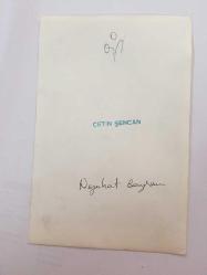 TÜRK HALK MÜZİĞİ SANATÇISI NEZAHAT BAYRAM'IN ORİJİNAL 2'Lİ FOTOĞRAF SETİ - 19 x 17 cm ve 18 x 12 cm EBADINDA - NEZAHAT BAYRAM EVİNDE EŞİ CEVAT BAYRAM'LA BİRLİKTE AV TÜFEKLERİNİ GÖSTERİRKEN ÇEKİLMİŞ 2 FARKLI KARE (ÇETİN ŞENCAN)
