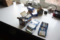 59 adet  Floppy Disket eski pc disketi kolleksıyonluk (demir raf 5