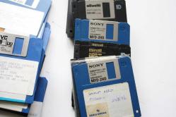 59 adet  Floppy Disket eski pc disketi kolleksıyonluk (demir raf 5