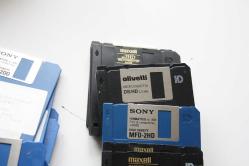 59 adet  Floppy Disket eski pc disketi kolleksıyonluk (demir raf 5
