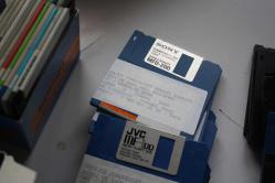 59 adet  Floppy Disket eski pc disketi kolleksıyonluk (demir raf 5