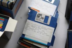 59 adet  Floppy Disket eski pc disketi kolleksıyonluk (demir raf 5
