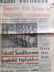 Gece Postası Gazetesi - 17 Ekim 1954 - ihtikarla mücadele mevzuunda yeni bir tasarı hazırlandı - ihtikar yapanın malları müsadere edilerek idam cezası verilecek - tiryakilere müjde hipnotizma ile sigara terk ediliyor - Yugoslav milli takımı ile sarajevo'da karşılaşıyoruz Fotoğraflar - nota bilmeyen Batı müzisyenlerine ders - dünya güzeli seçimi - muhtar seçimleri hazırlığı - günün perdesinde karagöz ile hacivat yazan Çelebi - Sende mi Brütüs Yazan Murat Sertoğlu - Üsküdar tramvaylarına vekalet el koydu fotoğraf - Sabite Tur ve Gönül Yazar İstanbul'un Nezih aile salonu Turkuazda - kaçın Türkler geliyor filmi İnci ve Taksim sinemasında - Basri Dirimlili yine sol bek olarak vazifelendirildi Fotoğrafı - Haf olarak çağrılan fakat sol içi oynayacak fenerbahçe'li Mehmet Ali Has Fotoğrafı - beşiktaşlılarla takviye edilen Fenerbahçe Galatasaray Adalet karmasıyla oynuyor - dün geceki güreşler Almanlar 4 Kasımpaşa 4 - Turgay Şeren Lefter Küçükandonyadis milli formayla fotoğraf