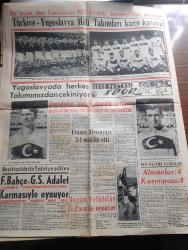 Gece Postası Gazetesi - 17 Ekim 1954 - ihtikarla mücadele mevzuunda yeni bir tasarı hazırlandı - ihtikar yapanın malları müsadere edilerek idam cezası verilecek - tiryakilere müjde hipnotizma ile sigara terk ediliyor - Yugoslav milli takımı ile sarajevo'da karşılaşıyoruz Fotoğraflar - nota bilmeyen Batı müzisyenlerine ders - dünya güzeli seçimi - muhtar seçimleri hazırlığı - günün perdesinde karagöz ile hacivat yazan Çelebi - Sende mi Brütüs Yazan Murat Sertoğlu - Üsküdar tramvaylarına vekalet el koydu fotoğraf - Sabite Tur ve Gönül Yazar İstanbul'un Nezih aile salonu Turkuazda - kaçın Türkler geliyor filmi İnci ve Taksim sinemasında - Basri Dirimlili yine sol bek olarak vazifelendirildi Fotoğrafı - Haf olarak çağrılan fakat sol içi oynayacak fenerbahçe'li Mehmet Ali Has Fotoğrafı - beşiktaşlılarla takviye edilen Fenerbahçe Galatasaray Adalet karmasıyla oynuyor - dün geceki güreşler Almanlar 4 Kasımpaşa 4 - Turgay Şeren Lefter Küçükandonyadis milli formayla fotoğraf