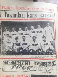 Gece Postası Gazetesi - 17 Ekim 1954 - ihtikarla mücadele mevzuunda yeni bir tasarı hazırlandı - ihtikar yapanın malları müsadere edilerek idam cezası verilecek - tiryakilere müjde hipnotizma ile sigara terk ediliyor - Yugoslav milli takımı ile sarajevo'da karşılaşıyoruz Fotoğraflar - nota bilmeyen Batı müzisyenlerine ders - dünya güzeli seçimi - muhtar seçimleri hazırlığı - günün perdesinde karagöz ile hacivat yazan Çelebi - Sende mi Brütüs Yazan Murat Sertoğlu - Üsküdar tramvaylarına vekalet el koydu fotoğraf - Sabite Tur ve Gönül Yazar İstanbul'un Nezih aile salonu Turkuazda - kaçın Türkler geliyor filmi İnci ve Taksim sinemasında - Basri Dirimlili yine sol bek olarak vazifelendirildi Fotoğrafı - Haf olarak çağrılan fakat sol içi oynayacak fenerbahçe'li Mehmet Ali Has Fotoğrafı - beşiktaşlılarla takviye edilen Fenerbahçe Galatasaray Adalet karmasıyla oynuyor - dün geceki güreşler Almanlar 4 Kasımpaşa 4 - Turgay Şeren Lefter Küçükandonyadis milli formayla fotoğraf
