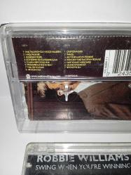Kaset Robbie Williams swing when you're winning albümü. Orijinal. kaset sorunsuz çalışıyor. kartonetin sayfaları birbirine yapışık.