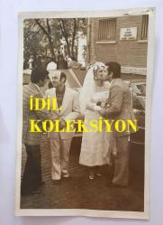 HURİ SAPAN'IN DÜĞÜNÜNDEN ORİJİNAL 2'Lİ FOTOĞRAF SETİ - 18 x 12 cm EBADINDA - HURİ SAPAN EVLENDİĞİ GÜN GELİNLİĞİYLE BEYOĞLU BELEDİYE'SİNDEN ÇIKARKEN KENDİSİNİ TEBRİK EDEN NURİ SESİGÜZEL ve DOSTLARIYLA TOKALAŞTI. HURİ SAPAN ve EŞİNİ GÖTÜREN OTOMOBİLİ NURİ SESİGÜZEL KULLANDI. BU ÖZEL ANLARA AİT 2 ÖZEL KARE... ÖZEL ARŞİV