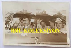 HURİ SAPAN'IN DÜĞÜNÜNDEN ORİJİNAL 2'Lİ FOTOĞRAF SETİ - 18 x 12 cm EBADINDA - HURİ SAPAN EVLENDİĞİ GÜN GELİNLİĞİYLE BEYOĞLU BELEDİYE'SİNDEN ÇIKARKEN KENDİSİNİ TEBRİK EDEN NURİ SESİGÜZEL ve DOSTLARIYLA TOKALAŞTI. HURİ SAPAN ve EŞİNİ GÖTÜREN OTOMOBİLİ NURİ SESİGÜZEL KULLANDI. BU ÖZEL ANLARA AİT 2 ÖZEL KARE... ÖZEL ARŞİV