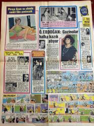 HAFTA SONU GAZETESİ DOĞUM GÜNÜ HEDİYESİ - 30 AĞUSTOS 1970 -TAM TAKIM 8 SAYFADIR -  Fatma Girik-Mine Mutlu-Zerrin Arbaş-Ayşecik-Menduh Ün-Nebahat Çehre-Tanju Okan-Zeki Müren-Fatma Karanfil-Gülsel Arsoy-Nuri Sesigüzel-Piraye Uzun-Saime Sinan-Özdemir Erdoğan-Selda Alkor-Erkin Koray-Barış Manço-Hümeyra-Mick Jagger-Sadettin Işık-Nilgün Ceyhan-Şükran Ay-Nursel Ünsal-Ali Avaz-Zeki Çetin-İsmet Nedim-Türkan Şoray-Zeki Tükel-Ewa Aulin-Tyrone Power-Brigitte Bardot-Charles Bronson-Yul Brynner-Azmi Nihad-Ayfer Sokullu-Kerim Can-Lalezar Talu-Bülent Ersoy-Ferdi Tayfur-Hilmi Topaloğlu-Meral Konrat-Nigar Uluer-Neslihan Şimşek-Gülbin Kılıç-Füsun Tarhan- Fazla çalışan Fatma Girik 10 kilo birden verdi-Şöhretli yıldızlar Mine Mutlu’yu aforoz etti-Ayşecik adını Menduh Ün’le barıştırdı-Nebahat Çehre Tanju Okan’a âşık oldu-Bu ısrar neden-8 milyonluk gürültülü şehir Mexico City-Fatma Karanfil Kova burcunda dünyaya gelmiş-Piraye Uzun su altında-Saime Sinan karakolda -Ö. Erdoğan-Yeni çıkan plaklar listesi
