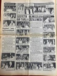 HAFTA SONU GAZETESİ DOĞUM GÜNÜ HEDİYESİ - 30 AĞUSTOS 1970 -TAM TAKIM 8 SAYFADIR -  Fatma Girik-Mine Mutlu-Zerrin Arbaş-Ayşecik-Menduh Ün-Nebahat Çehre-Tanju Okan-Zeki Müren-Fatma Karanfil-Gülsel Arsoy-Nuri Sesigüzel-Piraye Uzun-Saime Sinan-Özdemir Erdoğan-Selda Alkor-Erkin Koray-Barış Manço-Hümeyra-Mick Jagger-Sadettin Işık-Nilgün Ceyhan-Şükran Ay-Nursel Ünsal-Ali Avaz-Zeki Çetin-İsmet Nedim-Türkan Şoray-Zeki Tükel-Ewa Aulin-Tyrone Power-Brigitte Bardot-Charles Bronson-Yul Brynner-Azmi Nihad-Ayfer Sokullu-Kerim Can-Lalezar Talu-Bülent Ersoy-Ferdi Tayfur-Hilmi Topaloğlu-Meral Konrat-Nigar Uluer-Neslihan Şimşek-Gülbin Kılıç-Füsun Tarhan- Fazla çalışan Fatma Girik 10 kilo birden verdi-Şöhretli yıldızlar Mine Mutlu’yu aforoz etti-Ayşecik adını Menduh Ün’le barıştırdı-Nebahat Çehre Tanju Okan’a âşık oldu-Bu ısrar neden-8 milyonluk gürültülü şehir Mexico City-Fatma Karanfil Kova burcunda dünyaya gelmiş-Piraye Uzun su altında-Saime Sinan karakolda -Ö. Erdoğan-Yeni çıkan plaklar listesi