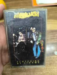 MARİLLİON - CLUTCHİNG AT STRAWS - KASET