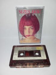 Kaset Sezen Aksu gülümse albümü. orijinal 1991 Kağıt Baskı. kartonetin kulakçık kısmında ayrılma var. kaset sorunsuz çalışıyor.