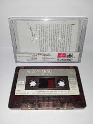 Kaset Sezen Aksu gülümse albümü. orijinal 1991 Kağıt Baskı. kartonetin kulakçık kısmında ayrılma var. kaset sorunsuz çalışıyor.
