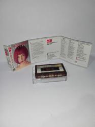Kaset Sezen Aksu gülümse albümü. orijinal 1991 Kağıt Baskı. kartonetin kulakçık kısmında ayrılma var. kaset sorunsuz çalışıyor.