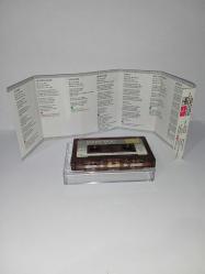 Kaset Sezen Aksu gülümse albümü. orijinal 1991 Kağıt Baskı. kartonetin kulakçık kısmında ayrılma var. kaset sorunsuz çalışıyor.