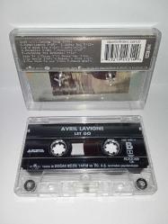Kaset Avril Lavigne let go albümü. Kaset, kartonet hepsi orijinal tertemiz sorunsuz koleksiyonluk