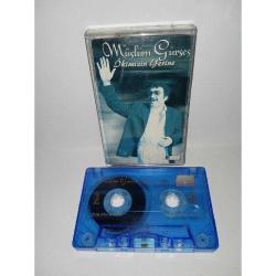 Kaset Müslüm Gürses ikimizin yerine albümü. Orijinal, kartonetin ön yüzünün renginde solma var. Kaset sorunsuz çalışıyor.
