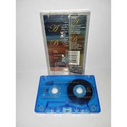 Kaset Müslüm Gürses ikimizin yerine albümü. Orijinal, kartonetin ön yüzünün renginde solma var. Kaset sorunsuz çalışıyor.