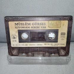 Kaset Müslüm Gürses içiyorsam sebebi var albümü. 1990 Kağıt Baskı. kartoneti yok. Sadece A yüzünde son şarkıdan sonra yer alan sözsüz fon müziğinde 20 saniye kayıp var.