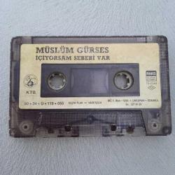 Kaset Müslüm Gürses içiyorsam sebebi var albümü. 1990 Kağıt Baskı. kartoneti yok. Sadece A yüzünde son şarkıdan sonra yer alan sözsüz fon müziğinde 20 saniye kayıp var.