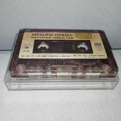 Kaset Müslüm Gürses içiyorsam sebebi var albümü. 1990 Kağıt Baskı. kartoneti yok. Sadece A yüzünde son şarkıdan sonra yer alan sözsüz fon müziğinde 20 saniye kayıp var.