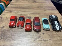 METAL DEKORLUK ARABALAR  4 ADET KIRMIZI 1 ADET SİYAH  1 ADET MAVİ ARABALAR