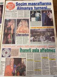 HAFTA SONU GAZETESİ DOĞUM GÜNÜ HEDİYESİ - 27 EYLÜL 1991 - TAM TAKIM 8 SAYFADIR -Hülya Avşar-Dursun Kamadağ-Levent Kırca-Mehmet Kirca-Sevim Kirca-Romen Dilberler-Sevrap Parman-Nadir Remiş-Semra Türel-Zerrin Özer-Vonülsevi Evcü-Haydar Urfalı-Muazzez Abacı-Ferdi Tayfur-İbrahim Tatlıses-Ander Barlay-Necdet Aksoy Hülya’nın yeni erkeği-Avşar kızı’na tövbe bozduran aşk-Her yerde yalnız-Bir kliplik aşk-Haber yorum fısıltı-Seksi dönüş-Son sevgilisi petrolcü-Maraton başladı-Patroniçenin keyfi-İthal sevgili-Repertuarı yanında-Fasıl zamanı-Nezahat Bayram’ın kızı ortaya çıktı-İyice alıştı-Turne yorgunu-Yaz uykusu bitti-Levent Kırca’yı çıldırtan komedi-Tabutu üvey annesi getirdi-Lezbiyen dönme-Nereye baksan ithal et pazarı-Sevrap Parman’ı gece yarısı Arabalısıyınca de alay ettim-Kaçak vurucular vursun oynasın-O şimdi asker dostu-Sırdaş Nonoş’a dayaklı gözdağı-Seçim masraflarına Almanya turnesi-Bağımsız aday İbo yollara düştü-Çılgın şarkıcı-Paranın gözü kör olsun-İbo’nun görkemli Urfa mitingi-Astrofl