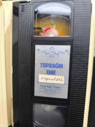 TOPRAĞIN TERİ FİKRET HAKAN GÜNGÖR BAYRAK YENİ VİDEO SILA VHS KASET