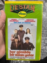 HER GÖNÜLDE BİR ASLAN YATAR DESTAN VİDEO VHS KASET