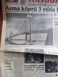 Havadis Gazetesi - 5 Nisan 1958 - boğazdaki asma köprü 3 yılda bitirilecek Fotoğrafı - Bir Türk ve Amerikan firması köprüyü 100 milyona yapacak - asma köprünün inşaatı 1959 yılında başlıyor - Başvekil Adnan Menderes NATO'nun 9. yıldönümü münasebeti ile bir mesaj yayınladı - Dumlupınar şehit aileleri 13 Milyon tazminat alacak - Celal Yardımcı muhalefetin yersiz iddialarını teker teker çürüttü - Dün Büyük Millet Meclisinde Hüseyin Nail Kubalının durumu görüşüldü - avam kamarası Kıbrıs mevzuunda izahat verdi - Adada EOKA'cılar iki Rum'u öldürdüler - hariciye vekili Fatin Rüştü Zorlu yurda döndü - Abdülhamid'in kovaladığı kitap yazan Niyazi Ahmet Banoğlu Yazı Dizisi - işsiz bir atom alimi yazan Orhan Seyfi Orhon - Bahar ve çiçek bayramı hazırlıkları başladı - Yorgo Popof Hudut dışı edildi - genç milli takımımızın ilk maçı yağmurdan yarıda kaldı - basketbolda Modaspor Olympiya'ya 74 67 mağlup oldu fotoğraf - Galatasaray'a gitti Fenerbahçe gidiyor - federasyon Kupası maçları bilet fiyatları