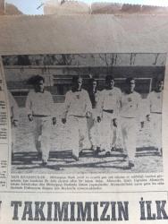 Havadis Gazetesi - 5 Nisan 1958 - boğazdaki asma köprü 3 yılda bitirilecek Fotoğrafı - Bir Türk ve Amerikan firması köprüyü 100 milyona yapacak - asma köprünün inşaatı 1959 yılında başlıyor - Başvekil Adnan Menderes NATO'nun 9. yıldönümü münasebeti ile bir mesaj yayınladı - Dumlupınar şehit aileleri 13 Milyon tazminat alacak - Celal Yardımcı muhalefetin yersiz iddialarını teker teker çürüttü - Dün Büyük Millet Meclisinde Hüseyin Nail Kubalının durumu görüşüldü - avam kamarası Kıbrıs mevzuunda izahat verdi - Adada EOKA'cılar iki Rum'u öldürdüler - hariciye vekili Fatin Rüştü Zorlu yurda döndü - Abdülhamid'in kovaladığı kitap yazan Niyazi Ahmet Banoğlu Yazı Dizisi - işsiz bir atom alimi yazan Orhan Seyfi Orhon - Bahar ve çiçek bayramı hazırlıkları başladı - Yorgo Popof Hudut dışı edildi - genç milli takımımızın ilk maçı yağmurdan yarıda kaldı - basketbolda Modaspor Olympiya'ya 74 67 mağlup oldu fotoğraf - Galatasaray'a gitti Fenerbahçe gidiyor - federasyon Kupası maçları bilet fiyatları