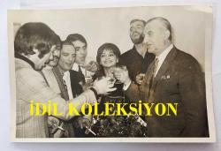 DURUL GENCE'NİN KIZ KARDEŞİ ŞANTÖZ SERPİL GENCE'NİN ORİJİNAL FOTOĞRAFI - 18 x 12 cm EBADINDA - SERPİL GENCE SEVDİKLERİYLE DOĞUM GÜNÜ KUTLAMASINDA KADEH KALDIRIRKEN ÇEKİLMİŞ BİR HATIRA FOTOĞRAFI