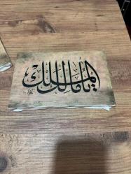 HAT SANATI DUALAR MİNİ DUVAR TABLOLARI 1Adet Nazar-Ayet-el Kürsi-Besmele Tuğra Hat Tablo 1Adet Maşallah | Hat Sanatı 2 Adet Malik El-Mülk Kanvas Ölçüleri 23x 15 cm