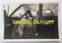 DURUL GENCE'NİN KIZ KARDEŞİ ŞANTÖZ SERPİL GENCE'NİN ORİJİNAL FOTOĞRAFI - 18 x 12 cm EBADINDA - SERPİL GENCE OTOMOBİLİ İÇİNDE POZ VERİRKEN ÇEKİLMİŞ BİR FOTOĞRAF