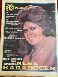 HAFTA SONU GAZETESİ DOĞUM GÜNÜ HEDİYESİ - 18 NİSAN 1971  - TAM TAKIM 8 SAYFADIR - NEŞE KARABÖCEK PLAK POSTERİ TAM SAYFA - Sevim Tuna-Hülya Koçyiğit-Fikret Hakan-Kadir İnanır-Süleyman Turan-Hüseyin Baradan-Selma Güneri-Nilüfer Aydan-Sevda Aydan-Seher Şeniz-Öztürk Serengil-Memduh Ün-Fatma Girik-Efekan Yurdakul-Yusuf Nalkesen-Ferhika Tuncel-Safiye Filiz-Ayhan Işık-Mefharet Yıldırım-Sabri Süha Ansen-Ayhan Minçoğlu-Nesrin Sipahi-Hülya Darcan-Ömer Tariman-Julie Ege-Ursula Andress-Charles Bronson-Juliet Greco-Yedi Sekiz Hasan Paşa-Zeki Müren-Sema Sarper-Mithat Özyılmaz-Nancy Sinatra-M. Mathieu-Yılmaz Köksal-Müjdat Gezen-Türkan Akyol-Sevinç Erbulak-Bülent Ersoy-Oya Sindancoğlu-Ortay Akant-Cavit Tüzüner-Süvi Akgün-Osman Erengel-Cavid Toysalıoğlu-Tahireti Ünsal-Mithat Aydın-Nihal Gökültepe-Barbaros Erkek-Hüseyin Cahit Şad-Süha Engin-Rüya Karakuş-Dursun Salkım Radyo halktan yardım istedi-Kadir İnanır İtalya’dan teklif aldı-Hülya Koçyiğit F.B. kaptanı Nedim’in nikâh şahidi olacak-Sevim Tuna’ya sah