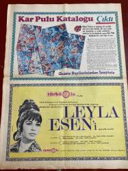 HAFTA SONU GAZETESİ DOĞUM GÜNÜ HEDİYESİ - 4 NİSAN 1971  - TAM TAKIM 8 SAYFADIR -Türkan Şoray-Ajda Pekkan-Cömert Baykut-Muherem Nur-Ayseçik-Perihan Savaş-Anne Koçyiğit-Hülya Koçyiğit-Feryal Eke-Nedim Güçlü-Şeref Taşlıova-Leyla Esen-Ömer Çalışkan-Esin Afşar-Fikret Kızılok-Rasim Müslüman-Tugay Tokşes-Rıza Pekutsal-Şükrü Şentürk-Hülya Süer-Serap İnci-Dursun Salkım-Fatma Girik-Tülay Tuncer-Kerem Güney-Jean Louis Trintignant-Ursula Andress-Tony Curtis-Liz Taylor-Gina Lollobrigida-Romy Schneider-Nermin Candan-Ferhan Gürpınar-Azmi Nihad-Sadiye Yüce-Ayhan Aydın-Cemal Bozkurt-Süheyl Aksoy-Suna Özkul-Cevdet Üner-Ferdi Tayfur-Keriman Halis-Suat Tüfekçioğlu-Zeynep Elalem-Naim Dağa-Mehmet Murat-Mine Han-Bülent Özer-Saadet Sun-Adnan Şen-Mükerrem Eke-Kadir Bozdağ Türkan Şoray zirvede kalmak için daha az film çevirecek-Ajda Cömert bana iki milyona mal oldu dedi-Ayşecik 10874 evlenme mektubu aldı-Muherem Nur oğlundan küçük çocukla kaçtı-Anne Koçyiğit futbolcu damadını itham etti-Kadınlar arası roman yar