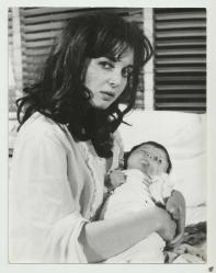 BÜYÜK YEMİN FİLMİNDEN LEYLA SAYAR VE BEBEK TEMALI BÜYÜK BOY ESKİ FOTOĞRAF...