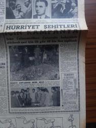 Milliyet Gazetesi - 29 Mayıs 1960 - hükümet kuruldu - Reisicumhur ve Başvekil Orgeneral Cemal Gürsel seçimin 3 ay içinde yapılacağını söyledi - başvekil müdafaa vekili ve silahlı kuvvetler başkumandanı Orgeneral Cemal Gürsel başvekalette Fotoğrafı - Cemal Gürsel ayan Meclisi anayasa mahkemesi tesis edilecek dedi - yeni kabine - devlet vekili Amil Artuz ve Şefik İnan - Maarif vekili profesör Fehmi Yavuz - Alparslan Türkeş fotoğraf - Hürriyet şehitleri için kampanya - Hürriyet şehitlerinden Turan Emeksizin mezarı Fotoğrafı - yeni vekillerin hal tercümesi - İlim ve hukuk heyeti ilk tebliği yayınladı - harp okulunda muhafazada tutulan Celal Bayar Adnan Menderes Namık Gedik Refik Koraltan Ethem Menderes ve Fatin Rüştü Zorlu ayrı odalarda kalıyor - polisler silahsız olarak vazifelerine devam ediyor - Türkiye İş Bankası - bugünkü burç falınız - ibret yazan Çetin Altan - bütün spor hareketi şimdilik durduruldu - America Altay ile oynuyor - bankalar yarın açılıyor -  Medeni Berk teslim oldu