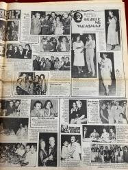 HAFTA SONU GAZETESİ DOĞUM GÜNÜ HEDİYESİ - 12 EKİM 1971  - TAM TAKIM 12 SAYFADIR -Aynur Aydan-Hasan Fehmi Güneş-Türkan Şoray-İbrahim Tatlıses-Perihan Savaş-Adalet Tatlıses-Sevda Ferdag-Adnan Şenses-Zeki Müren-Scott Allen-Serpil Barış-Sevim Tuna-Fehmi Güneş-Sevgi Canan-Emine Yurdanur-Ayşe Aydan-Berin Menderes-Sibel Gökçe-Semiha Yankı-Hakan Akar-Cahit Akar-Suat Sezgin-Güngör Bayrak-Anthony Quinn-Fehime Sultan-Atilla Arsoy-Tarık Aktuğ-Metin Akyol-Füsun Kıral-Meral Uğur-Mine Acar-Güngör Yalman Bugünün Kadını Aynur’un hatıraları-Ölüm korkusu-Güneş’in sevgilisi bir haftadır bu evde gizleniyor-Aynur Aydan tertip yapacak kadar akıllı değilim-İşte eli öpülecek kadın-Yasak aşk dört kurban verdi-Deriyi kumaş gibi işlemek-Jubilelik aşk-Zeki Müren’den önce Huysuz tüy­lendi-Salatalık cilde faydalıdır ama öyle değil-Boşanıyorlar-Amerikalı koca pabuçsuz kaçtı-Bizce göre Güneş vakası hamama giren terler-Çapkın’dan sonra Şakrak-Armağan paketlerindeki sır-Bu burun başka burun-Anthony Quinn İran’ı güzel Fe
