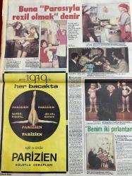 HAFTA SONU GAZETESİ DOĞUM GÜNÜ HEDİYESİ - 23 ŞUBAT 1979  - TAM TAKIM 12 SAYFADIR -Türkan Şoray-Hülya Koçyiğit-Filiz Akın-Bülent Ersoy-Bahar Erdeniz-Engin Verel-Erol Büyükburç-Emel Sayın-Ferdi Tayfur-Asu Maralman-Gülbin Eray-Mediha Şen-Ümit Çelmen-Müjdat Gezen-Cüneyt Arkın-Zeki Müren-Ahmet Özhan-Talat Yörük-Kenan Pars-Meral Konrat-Nurhan Yılmaz-Muharrem Gürses-Mine Mutlu-Muazzez Arçay-Ayşe Uğurlu-Yılmaz Güney-Selahattin İçli-Süleyman Demirel-Fahrettin Aslan-Nesrin Sipahi-Sadiye Ayhan-Güngör Başar-Mine Çayırlı-Nihal Atsız-Cüneyt Türel-Muzaffer Aslan Olmaz böyle şey-Marifetli Rus bebeği-Bu düpedüz çılgınlıktır-Bahar Erdeniz evleniyor-Başa dert olan şapkalar-Zayıflamaya bugünden başlayın-Apandisit sancısını gaz sancısından ayırmak-Bütün dertlerin yolu mideden geçer-Akıl almaz bir sahtekârlık-Emel Sayın’a yardım yağıyor-Yalanın bedeli-Ferdi Tayfur beni aldattı-Derdim kocamdan değil boynumdan-Ölenler öldü Gülbin Eray sağ-Buna parasıyla rezil olmak denir-Benim iki pırlantam var-