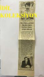 DURUL GENCE'NİN GAZETEDEN KESİLME FOTOĞRAFLI HABER KÜPÜRÜ - 28 x 6 cm EBADINDA - ''DURUL GENCE, GAZİNOCU FAHRETTİN ASLAN'IN KENDİSİNE TABANCA ÇEKTİĞİNİ İDDİA ETTİ''