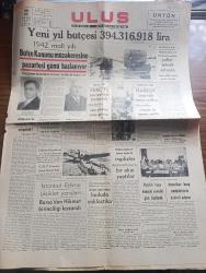 Ulus Gazetesi - 22 Mayıs 1942 - ahlakımızı da toprağımız kadar esirgemek yazan Falih Rıfkı Atay Başmakale - yeni yıl bütçesi 394.316.918 lira - bütçe kanunu müzakeresi'ne pazartesi günü başlanıyor - Maliye vekilimiz Fuat Ağralı Fotoğrafı - Berlin'e göre Kerç'te Rus askeri kalmadı - Moskova'ya göre Harkof önünde yeni safha - yüzlerce tayyare ve binlerce bomba ile İngilizler Mannerheim'a bir akın yaptılar - İstanbul Edirne bisiklet yarışları Bursa'dan Hikmet birinciliği kazandı - Birmanya'da ilerleyen Japon kıtaları hududa yaklaştılar - Amerikan harp endüstrisinin kudreti artıyor - başvekilimiz doktor Refik Saydam hava kurumunda tetkikler yaptılar -  bomba hadisesi - Şair Mustafa Kemal - noter yardım sandığı kuruldu - bayrak koşusundan görünüşler - B. İhsan Sangu'nun konuşması Ali Suavi - hasret yazan Muazzez Aruoba Yazı Dizisi - Türkiye futbol birinciliği Yarın Ankara'da başlıyor - Trabzon futbol birincisi geldi - Sağır dinsiz ve körlerin konserleri -  Notre Dame'ın kamburu filmi parkta
