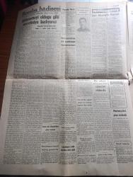 Ulus Gazetesi - 22 Mayıs 1942 - ahlakımızı da toprağımız kadar esirgemek yazan Falih Rıfkı Atay Başmakale - yeni yıl bütçesi 394.316.918 lira - bütçe kanunu müzakeresi'ne pazartesi günü başlanıyor - Maliye vekilimiz Fuat Ağralı Fotoğrafı - Berlin'e göre Kerç'te Rus askeri kalmadı - Moskova'ya göre Harkof önünde yeni safha - yüzlerce tayyare ve binlerce bomba ile İngilizler Mannerheim'a bir akın yaptılar - İstanbul Edirne bisiklet yarışları Bursa'dan Hikmet birinciliği kazandı - Birmanya'da ilerleyen Japon kıtaları hududa yaklaştılar - Amerikan harp endüstrisinin kudreti artıyor - başvekilimiz doktor Refik Saydam hava kurumunda tetkikler yaptılar -  bomba hadisesi - Şair Mustafa Kemal - noter yardım sandığı kuruldu - bayrak koşusundan görünüşler - B. İhsan Sangu'nun konuşması Ali Suavi - hasret yazan Muazzez Aruoba Yazı Dizisi - Türkiye futbol birinciliği Yarın Ankara'da başlıyor - Trabzon futbol birincisi geldi - Sağır dinsiz ve körlerin konserleri -  Notre Dame'ın kamburu filmi parkta