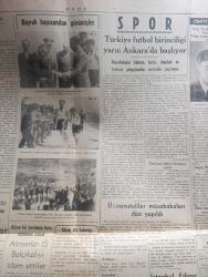 Ulus Gazetesi - 22 Mayıs 1942 - ahlakımızı da toprağımız kadar esirgemek yazan Falih Rıfkı Atay Başmakale - yeni yıl bütçesi 394.316.918 lira - bütçe kanunu müzakeresi'ne pazartesi günü başlanıyor - Maliye vekilimiz Fuat Ağralı Fotoğrafı - Berlin'e göre Kerç'te Rus askeri kalmadı - Moskova'ya göre Harkof önünde yeni safha - yüzlerce tayyare ve binlerce bomba ile İngilizler Mannerheim'a bir akın yaptılar - İstanbul Edirne bisiklet yarışları Bursa'dan Hikmet birinciliği kazandı - Birmanya'da ilerleyen Japon kıtaları hududa yaklaştılar - Amerikan harp endüstrisinin kudreti artıyor - başvekilimiz doktor Refik Saydam hava kurumunda tetkikler yaptılar -  bomba hadisesi - Şair Mustafa Kemal - noter yardım sandığı kuruldu - bayrak koşusundan görünüşler - B. İhsan Sangu'nun konuşması Ali Suavi - hasret yazan Muazzez Aruoba Yazı Dizisi - Türkiye futbol birinciliği Yarın Ankara'da başlıyor - Trabzon futbol birincisi geldi - Sağır dinsiz ve körlerin konserleri -  Notre Dame'ın kamburu filmi parkta