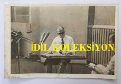 TÜRK MUSIKİSİ KANUNİLERİNDEN HİLMİ RİT'İN ORİJİNAL 2'Lİ FOTOĞRAF SETİ - 18 x 12 cm EBADINDA - HİLMİ RİT BİR RADYO PROGRAMINDA KANUN İCRA EDERKEN