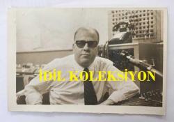 TÜRK MUSIKİSİ KANUNİLERİNDEN HİLMİ RİT'İN ORİJİNAL 2'Lİ FOTOĞRAF SETİ - 18 x 12 cm EBADINDA - HİLMİ RİT BİR RADYO PROGRAMINDA KANUN İCRA EDERKEN
